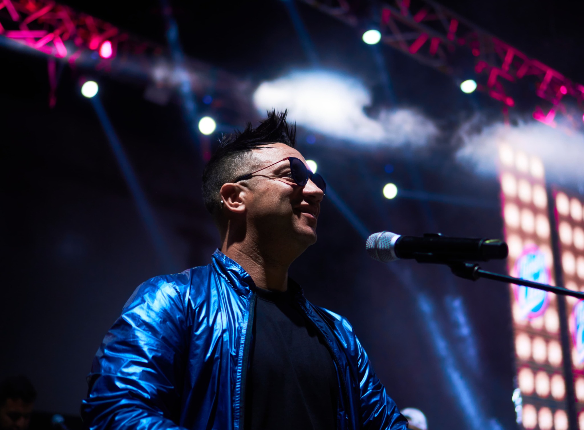 Maykel Blanco bajo las luces azules del escenario