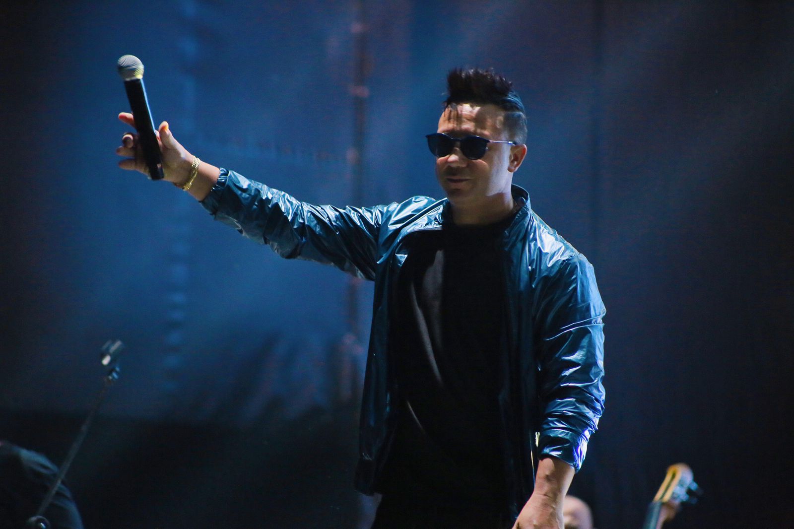 Maykel Blanco saludando al público desde el escenario