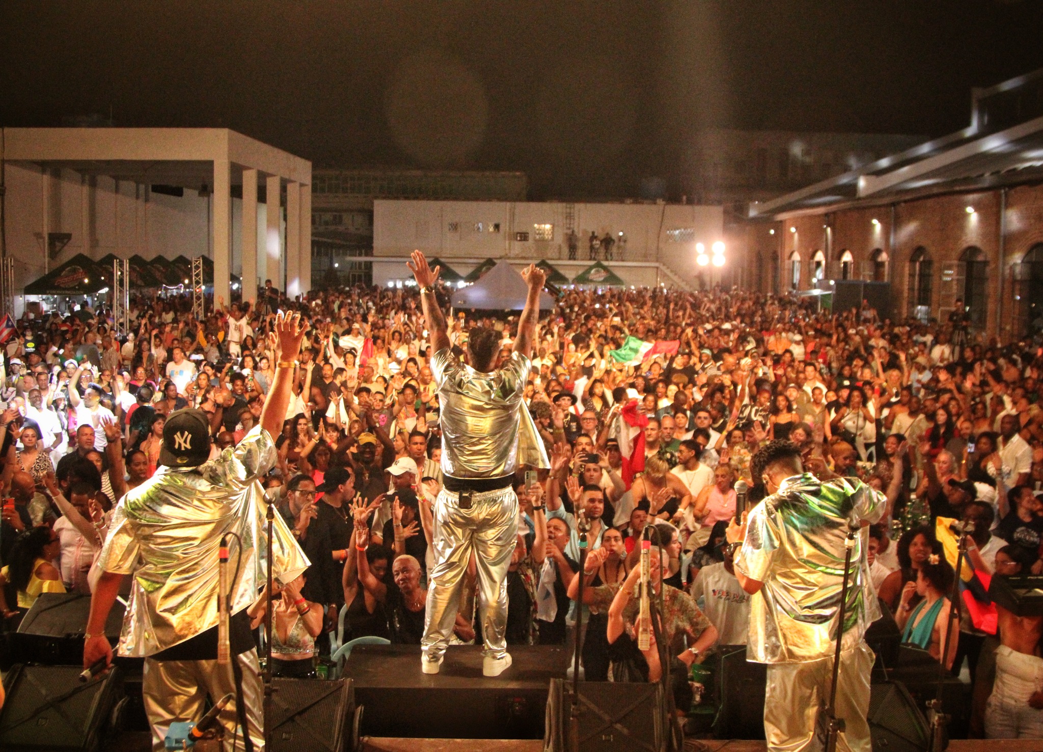 Salsa Mayor frente a una multitud durante un concierto